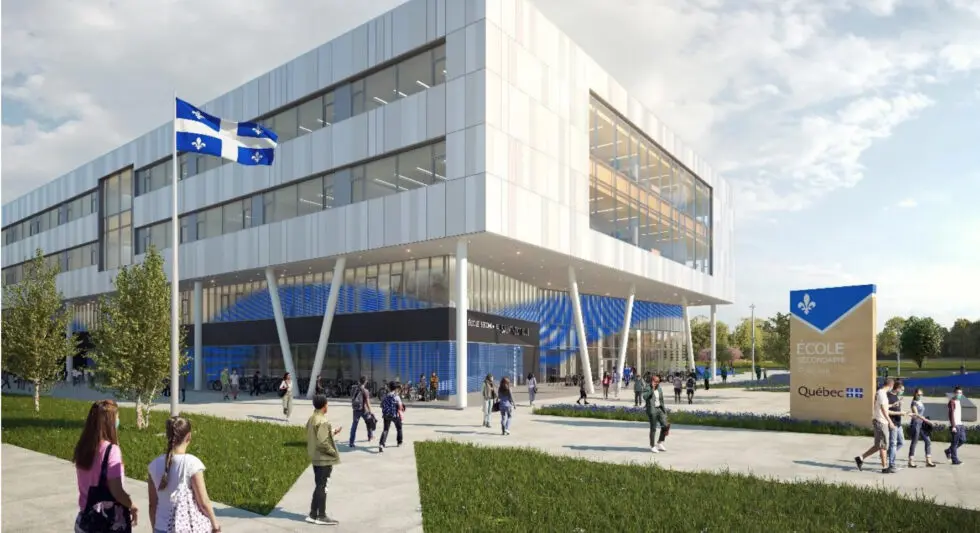 Façade moderne d’une école secondaire nouvellement construite à Vaudreuil-Dorion, avec un bâtiment à l’architecture contemporaine, soutenu par des colonnes inclinées, de grandes fenêtres vitrées et un aménagement paysager soigné à l’avant.