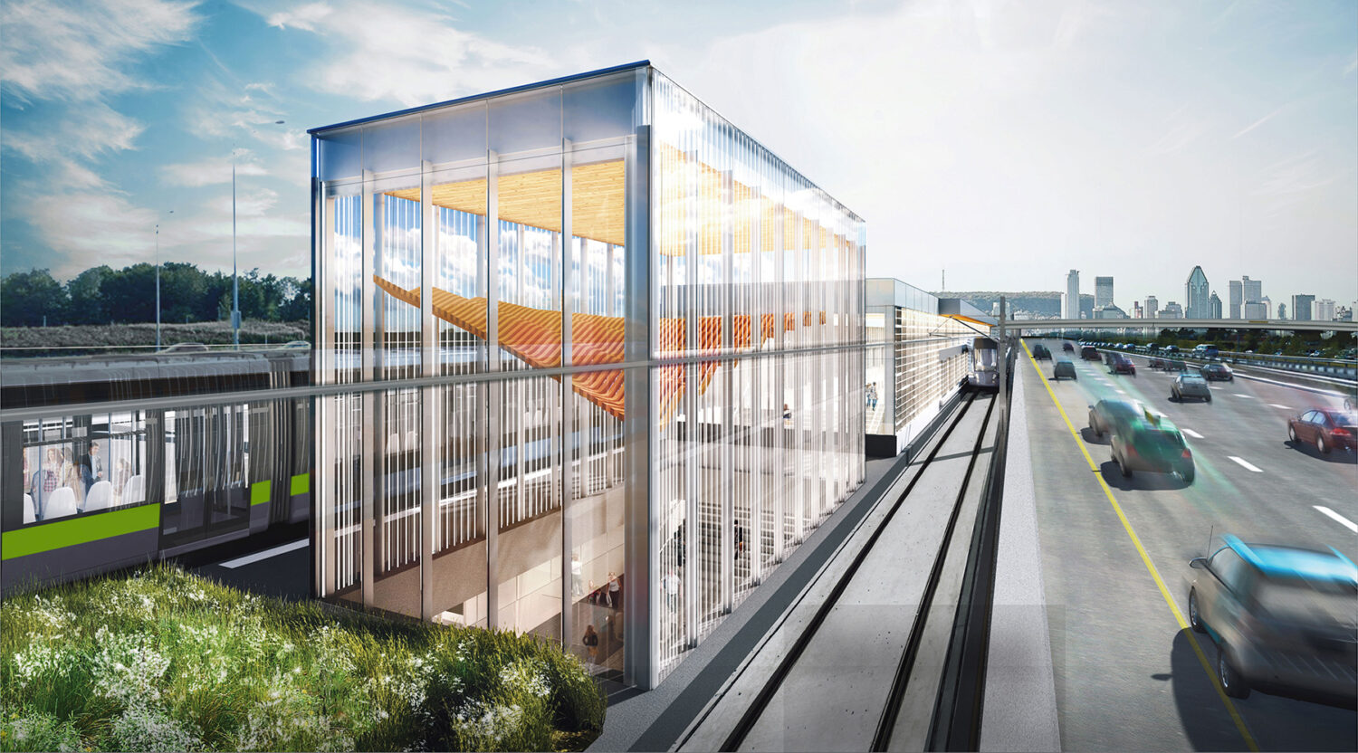 Vue extérieure de la station Panama du REM, avec sa structure vitrée moderne, un aménagement végétalisé à l’avant, une voie de tramway et une autoroute achalandée menant vers le centre-ville de Montréal en arrière-plan.